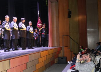 La banda de cornetas y tambores vuelve a Peñaranda y recibe el cariño de sus paisanos que abarrotan el teatro del CDS