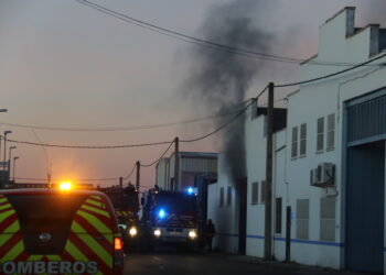 Bomberos y Guardia Civil intervienen en un incendio declarado en una fábrica de galletas del polígono El Inestal de Peñaranda