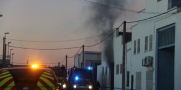 Bomberos y Guardia Civil intervienen en un incendio declarado en una fábrica de galletas del polígono El Inestal de Peñaranda
