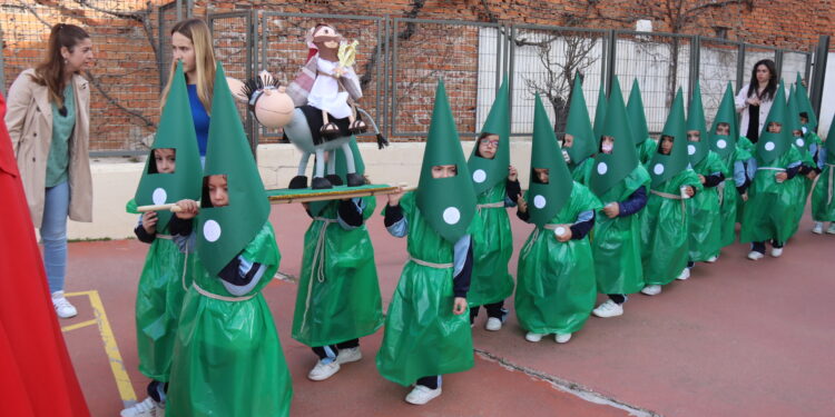 El Vía Crucis del colegio La Encarnación con todo detalle: desde pasos hasta banda de música pasando por costaleros y madrinas
