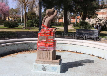La última gamberrada en Los Jardines de Peñaranda: envuelven con cinta de embalar al popular hombre del cántaro