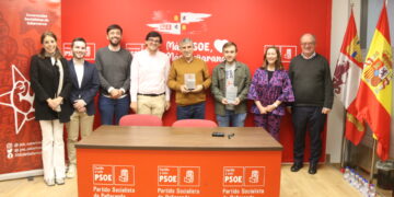 Las Juventudes Socialistas rinden un homenaje al ex alcalde de Peñaranda, Isidro Rodríguez, durante el encuentro interprovincial