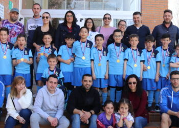 El equipo Benjamín de fútbol sala de Peñaranda gana la liga provincial y recibe un merecido reconocimiento de sus familias
