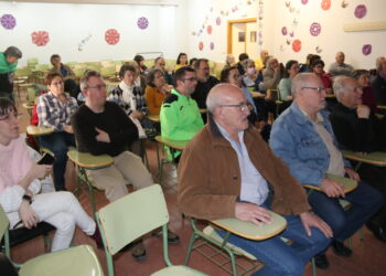 La charla «Salvemos a los aguiluchos» despierta el interés de los alumnos del centro de Educación de Adultos de Peñaranda