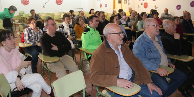 La charla «Salvemos a los aguiluchos» despierta el interés de los alumnos del centro de Educación de Adultos de Peñaranda