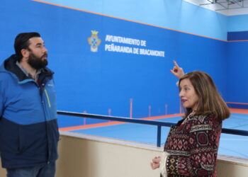 El pabellón cubierto de Peñaranda luce la nueva iluminación que favorecerá un ahorro económico anual de unos 15.000 euros