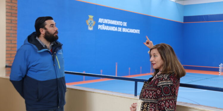 El pabellón cubierto de Peñaranda luce la nueva iluminación que favorecerá un ahorro económico anual de unos 15.000 euros