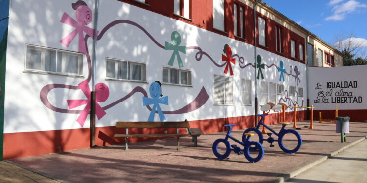 Babilafuente estrena un gran mural en el parque municipal con el lema «la igualdad es el alma de la libertad»