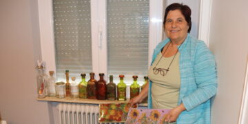 Rosa García Gómez: tres décadas de dedicación a las causas solidarias con las manualidades y postres que salen de sus manos