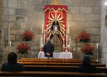 Jesús de Medinaceli recibe ya en Peñaranda la veneración de los fieles durante el besapiés que tiene lugar en la parroquia
