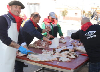 Un sol espléndido y una gran participación animan la VIII edición de la matanza típica en Aldeaseca de la Frontera