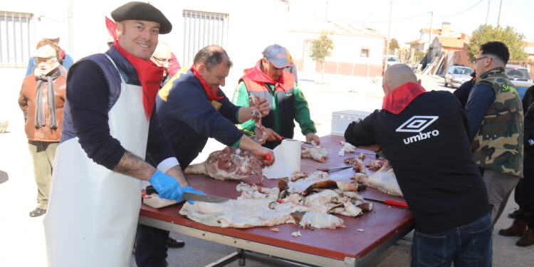 Un sol espléndido y una gran participación animan la VIII edición de la matanza típica en Aldeaseca de la Frontera