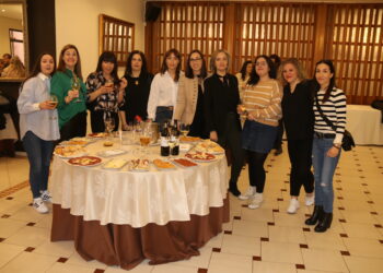 Camaradería y confraternidad en el vino de honor que han compartido los trabajadores de Dulca en Peñaranda