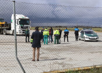 Un accidente laboral en Peñaranda se salda con un fallecido de 45 años tras caer sobre él las patas de la góndola de un camión