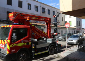 Los Bomberos de Peñaranda intervienen en el antiguo Colegio Menor por el peligro de despredimientos en la fachada