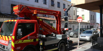 Los Bomberos de Peñaranda intervienen en el antiguo Colegio Menor por el peligro de despredimientos en la fachada
