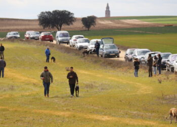Aficionados de varias provincias se dan cita en Palaciosrubios para participar en la primera carrera de liebre mecánica