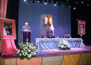 El Santísimo Cristo de la Agonía anuncia ya la Semana Santa de Peñaranda tras la presentación a cargo del artista Andrés Alén