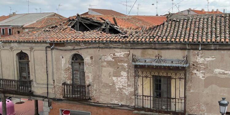 Crece la preocupación por el avance del estado ruinoso del Palacio de los Condes en plena plaza de Peñaranda
