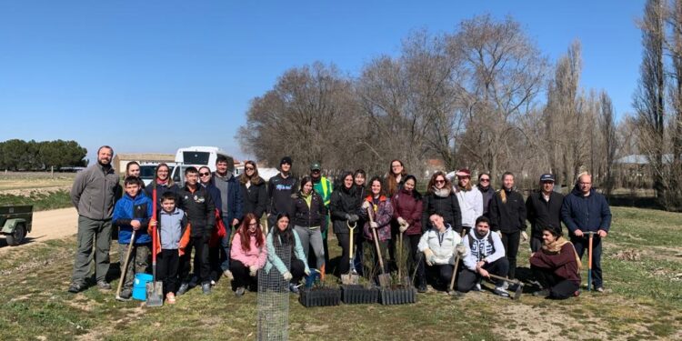 Rágama acoge una nueva plantación de árboles de variedades autóctonas en este caso en colaboración con la Universidad