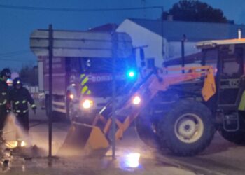 Arden tres contenedores de residuos sólidos en Babilafuente y todo apunta a que la acción fue intencionada