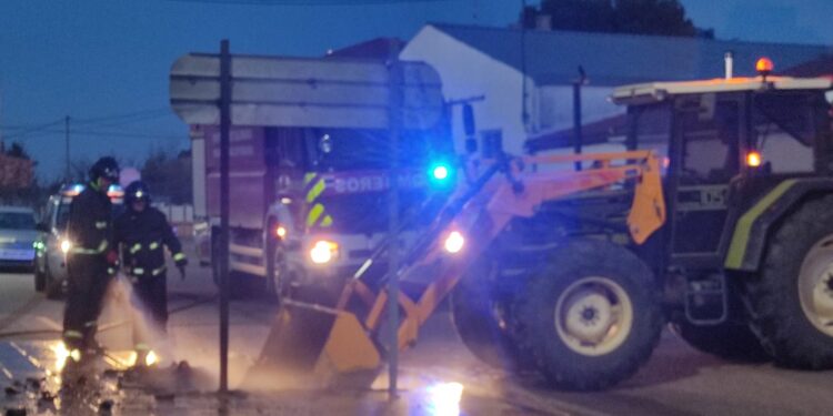 Arden tres contenedores de residuos sólidos en Babilafuente y todo apunta a que la acción fue intencionada