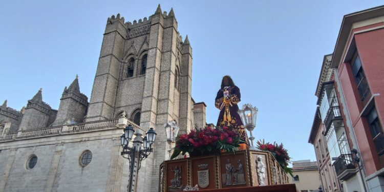 Jesús de Medinaceli estrena en Ávila una túnica restaurada por el bordador Pedro Fernández Cano, de raíces peñarandinas