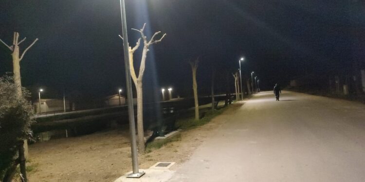 El Campo de Peñaranda ilumina la ronda del charco Lozano con siete nuevas farolas y focos de alumbrado público