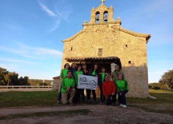 El club de senderismo Camino el Cristo, de Alaraz, disfruta de la ruta «Entre ermitas» por la sierra de la vecina provincia abulense