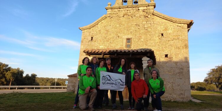 El club de senderismo Camino el Cristo, de Alaraz, disfruta de la ruta «Entre ermitas» por la sierra de la vecina provincia abulense