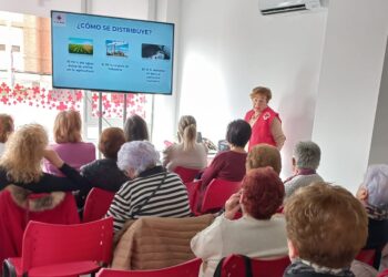 El nuevo espacio de Cruz Roja en Peñaranda acoge una charla informativa sobre la importancia del agua
