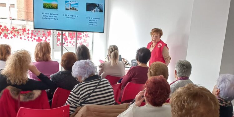 El nuevo espacio de Cruz Roja en Peñaranda acoge una charla informativa sobre la importancia del agua