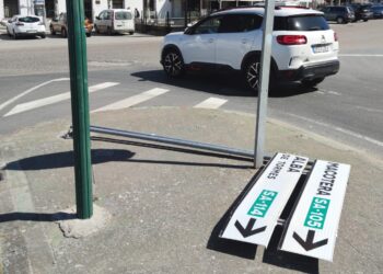 Operarios de la Junta reponen las señales que derribó el aire en el cruce de la carretera de Alba, en Peñaranda