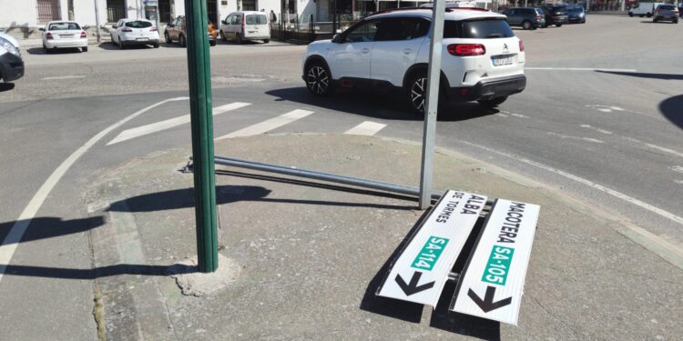 Operarios de la Junta reponen las señales que derribó el aire en el cruce de la carretera de Alba, en Peñaranda