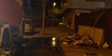 El aislamiento de una chimenea obliga a intervenir a los Bomberos en una vivienda de Peñaranda situada en el Paseo de la Estación