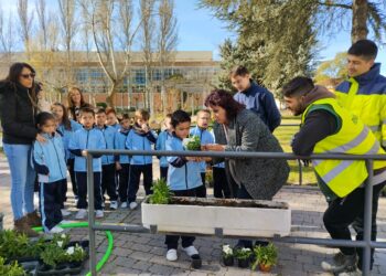 Alumnos del colegio La Encarnación, de Peñaranda, inauguran las jornadas ambientales «Plantamos por un futuro mejor»
