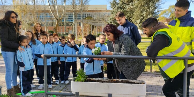 Alumnos del colegio La Encarnación, de Peñaranda, inauguran las jornadas ambientales «Plantamos por un futuro mejor»