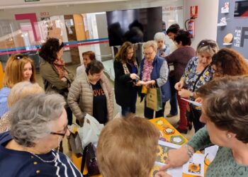 Las «Ganchilleras en acción» vuelven a la biblioteca municipal de Peñaranda con nuevas iniciativas de decoración urbana