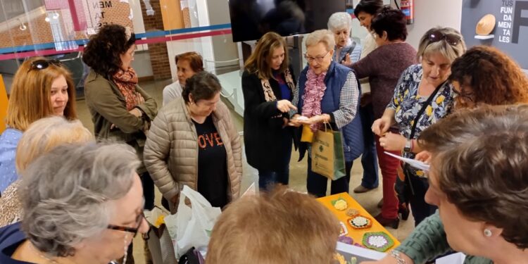 Las «Ganchilleras en acción» vuelven a la biblioteca municipal de Peñaranda con nuevas iniciativas de decoración urbana