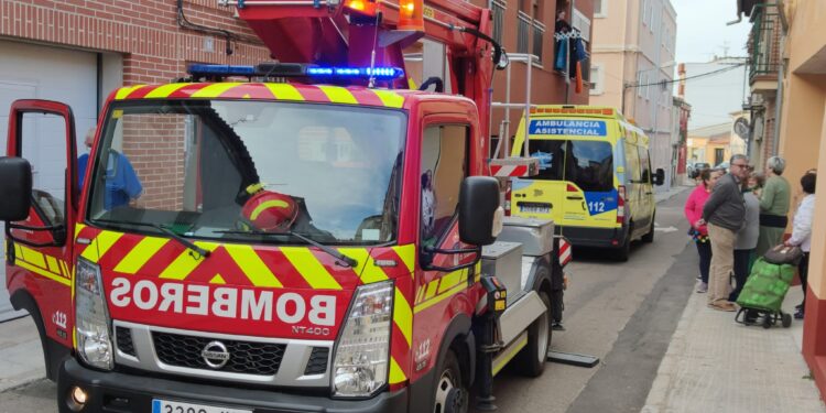 Vecinos de la calle Medina de Peñaranda alertan sobre una vecina octogenaria que no respondía a sus llamadas