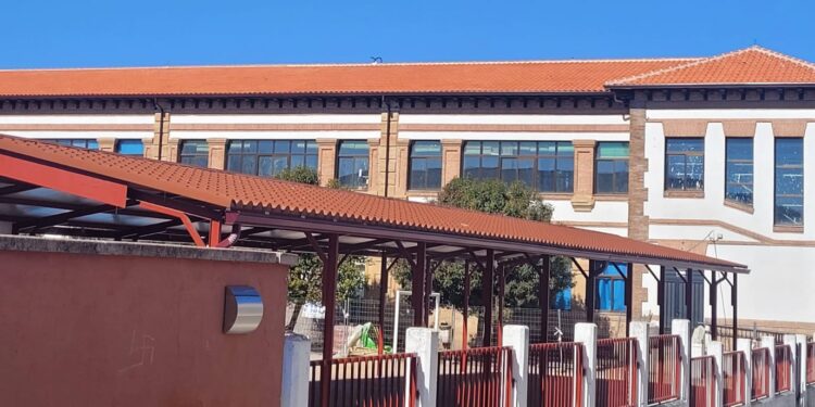 El colegio Filiberto Villalobos de Babilafuente estrena cubierta gracias a una inversión municipal de 150.000 euros