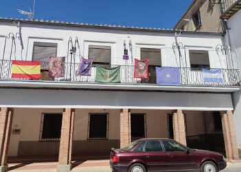 La Semana Santa de Peñaranda y la de Sevilla unidas cada año en una balconada de la peñarandina calle Cervantes