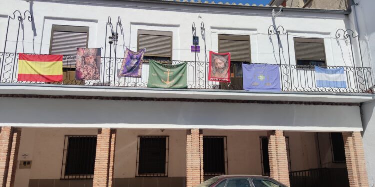 La Semana Santa de Peñaranda y la de Sevilla unidas cada año en una balconada de la peñarandina calle Cervantes
