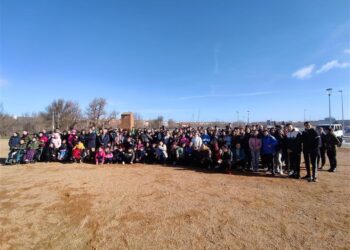 Alumnos del IES Germán Sánchez Ruipérez, de Peñaranda, participan en una jornada de plantación de árboles en Salamanca