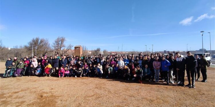 Alumnos del IES Germán Sánchez Ruipérez, de Peñaranda, participan en una jornada de plantación de árboles en Salamanca
