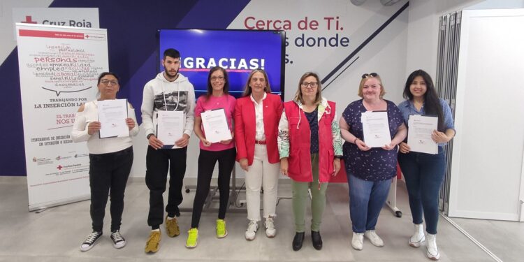 Cruz Roja entrega en Peñaranda los certificados a los alumnos de los «Itinerarios personalizados de inserción sociolaboral»