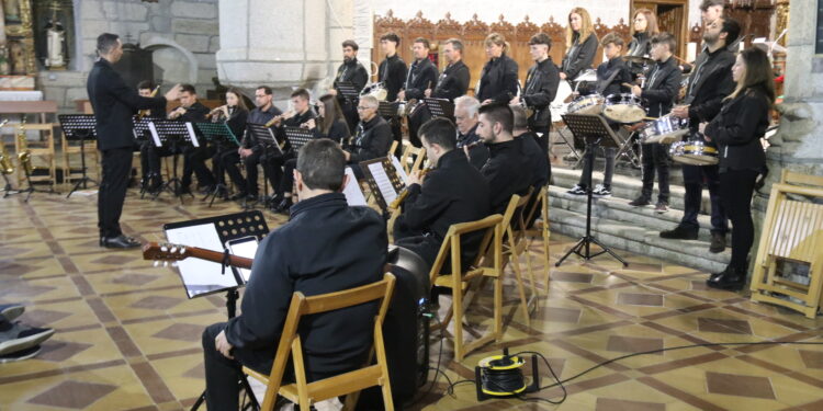 La Escuela de Dulzaina y Percusión de Macotera ofrece en la iglesia de la villa un brillante concierto de marchas procesionales