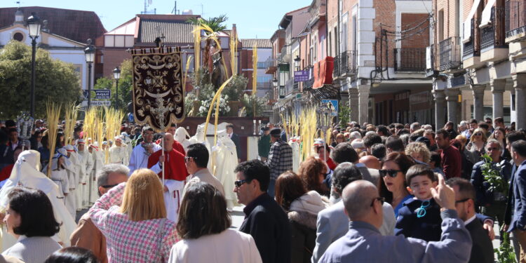 Peñaranda abre la Semana Santa con la multitudinaria procesión de La Borriquilla y la cofradía de Jesús Amigo de los Niños