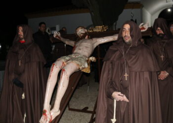 Recogimiento y oración en la procesión del Santo Cristo que llega por primera vez hasta el cementerio de Peñaranda
