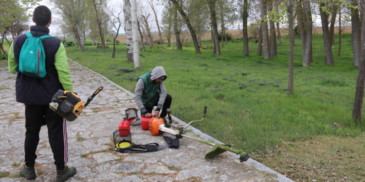 Peñaranda pone a punto el parque del Inestal para acoger las tradicionales meriendas del Lunes de Aguas